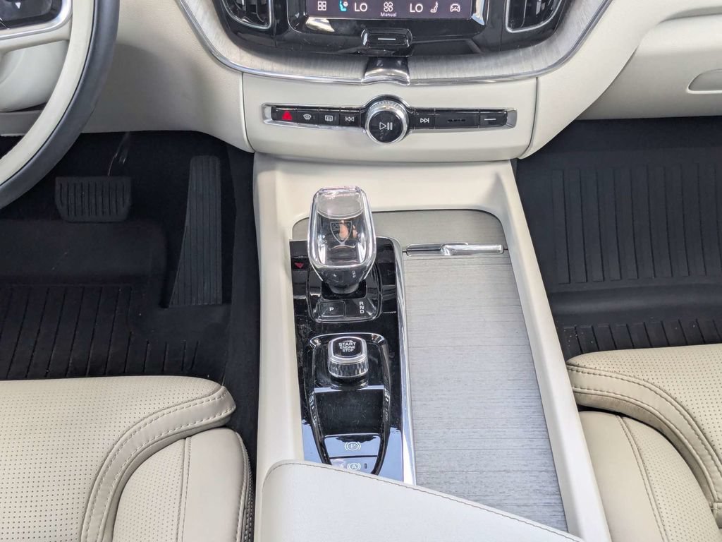 Certified 2024 Volvo XC60 B5 Ultimate w/ Protection Package Premier AWD/4WD image 27