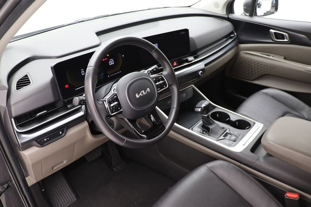 Used 2025 Kia Carnival FWD image 13