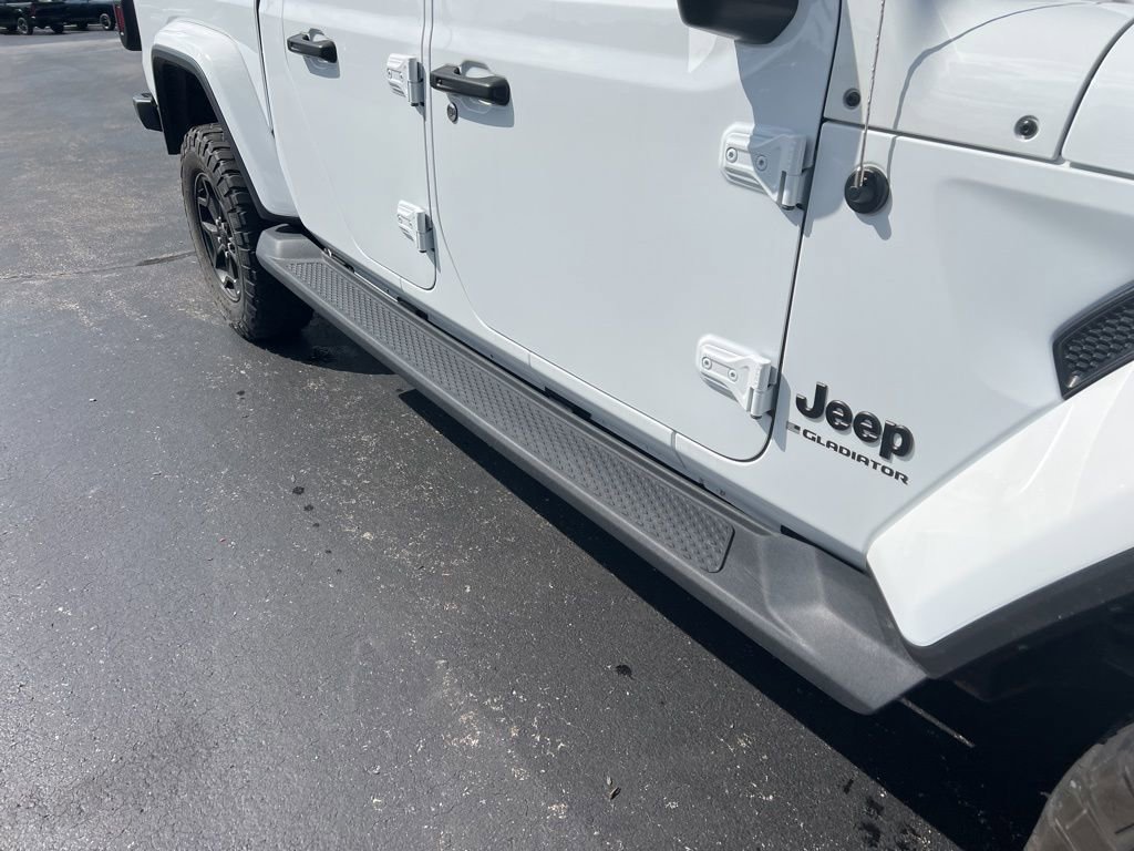 Certified 2023 Jeep Gladiator Sport AWD/4WD image 3
