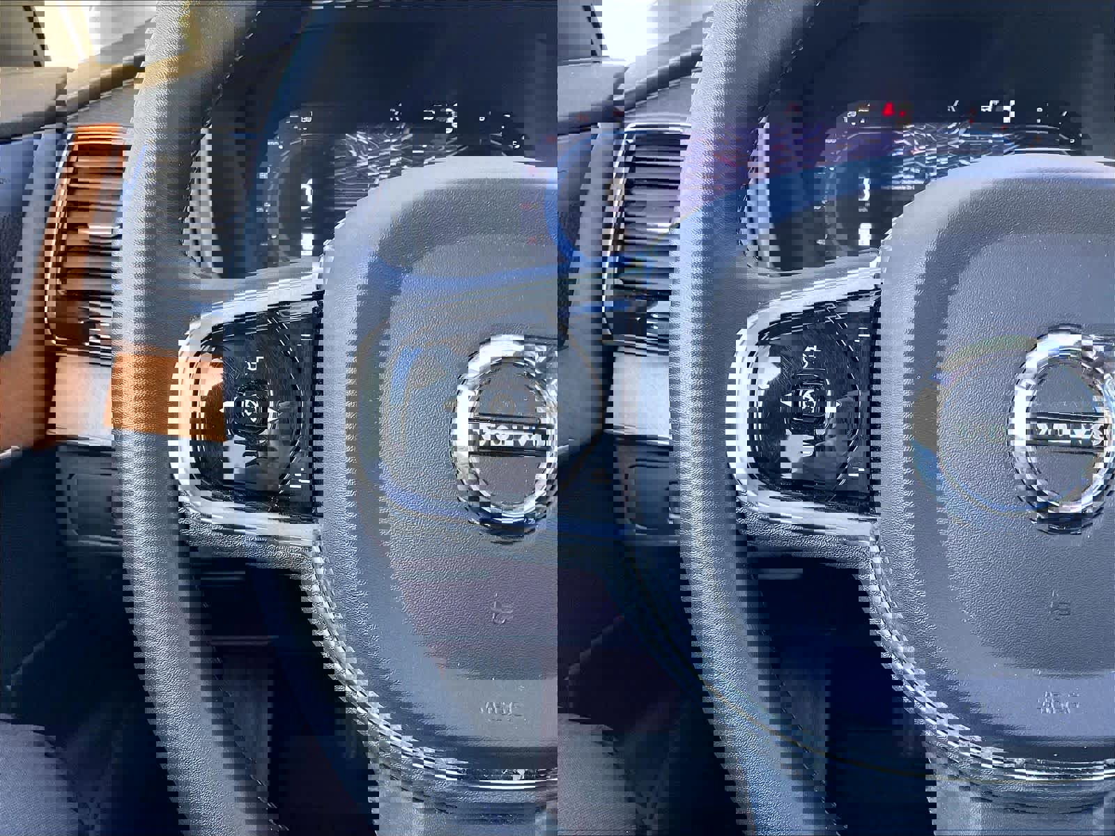 Used 2023 Volvo XC90 B6 Plus w/ Protection Package Premier image 21