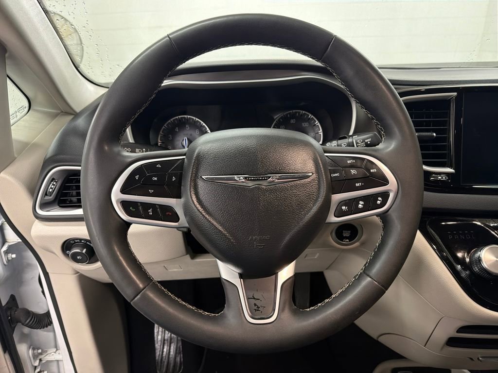 Used 2024 Chrysler Pacifica Touring-L image 18
