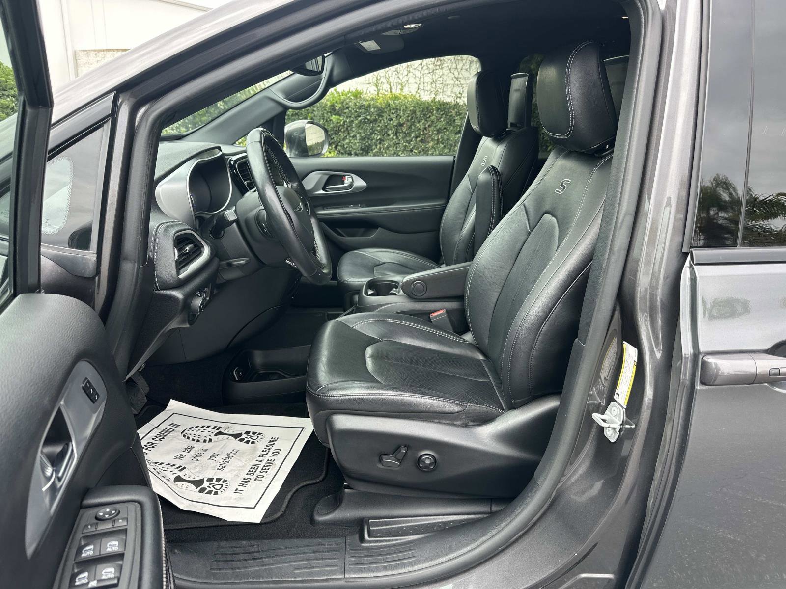 Used 2022 Chrysler Pacifica Touring-L w/ Uconnect Theater Family Group image 17