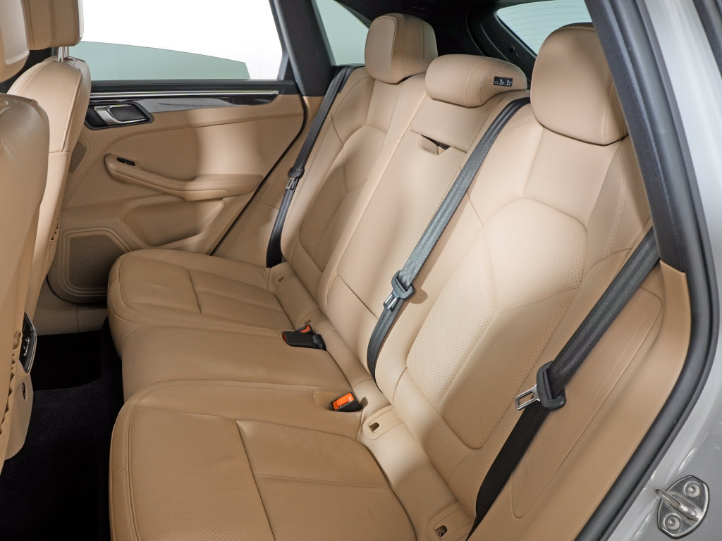 Certified 2023 Porsche Macan S AWD/4WD image 36
