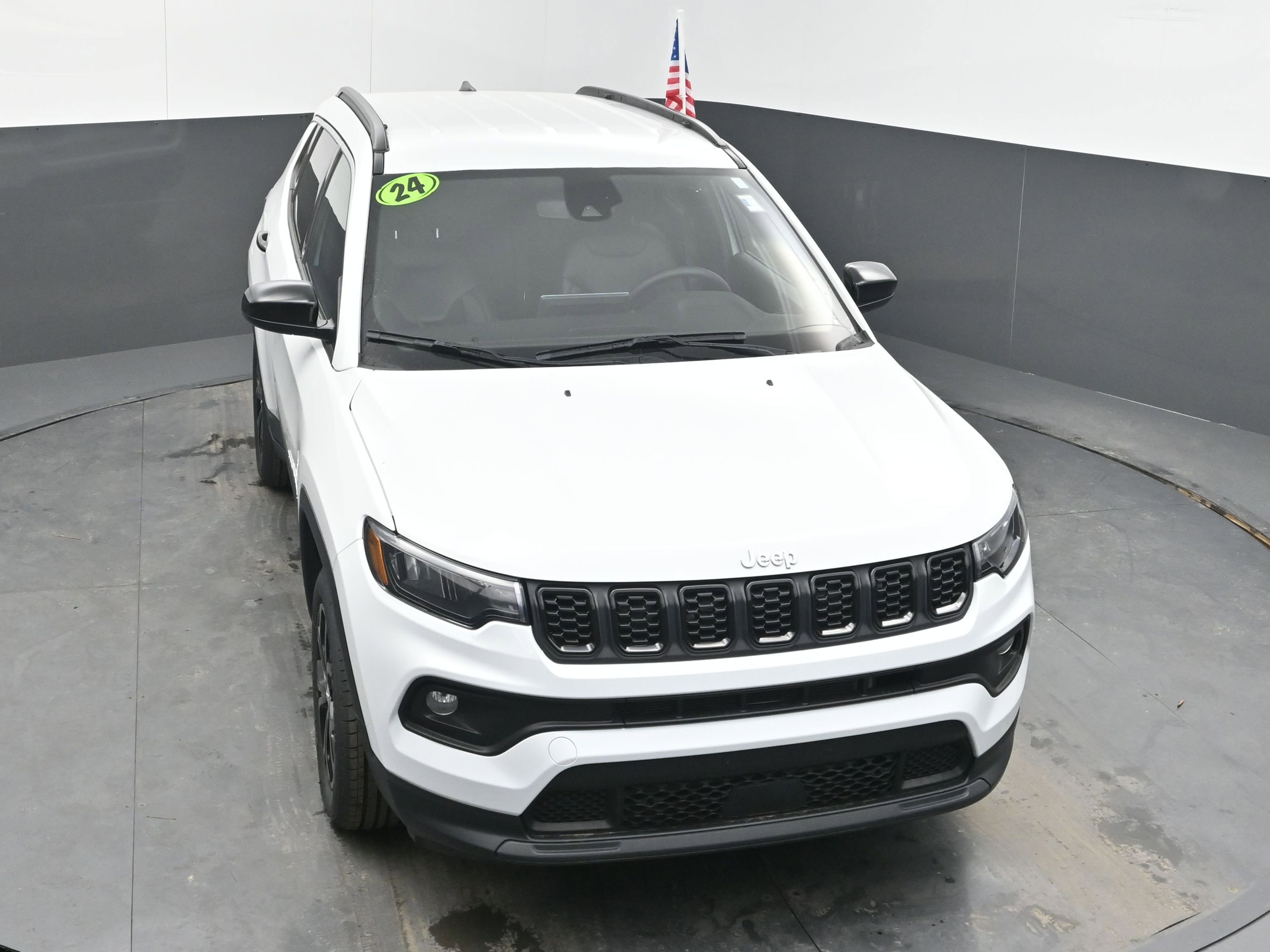 Used 2024 Jeep Compass Latitude image 32