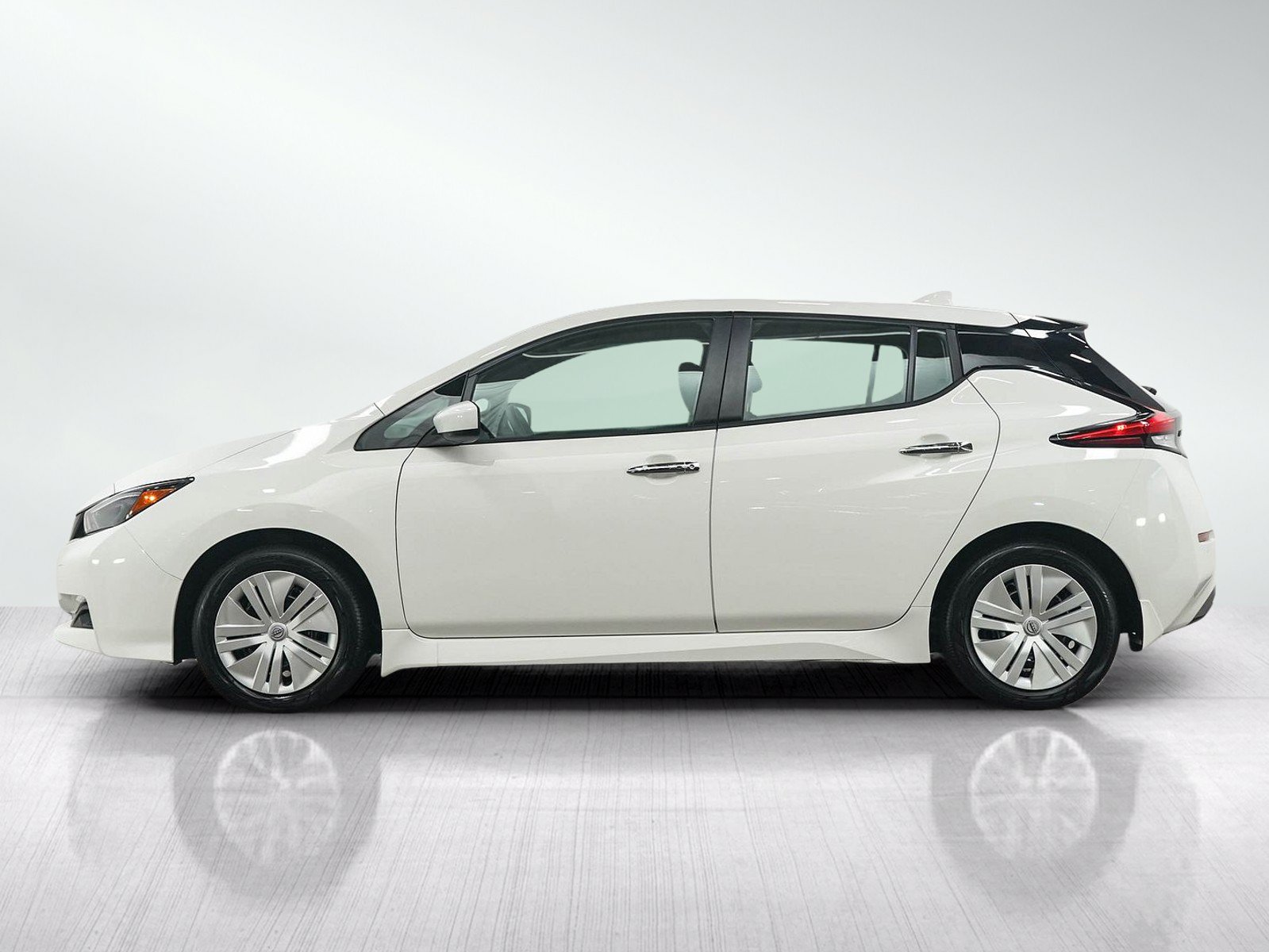 Used 2025 Nissan Leaf S FWD image 2