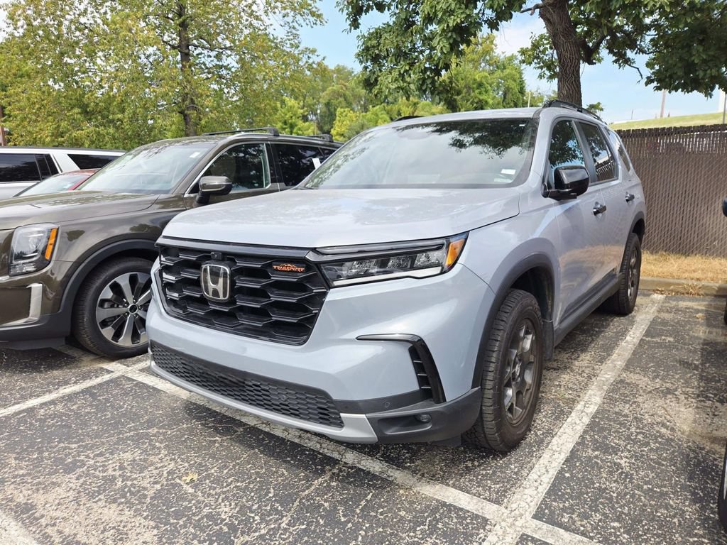 Used 2025 Honda Pilot TrailSport image 4