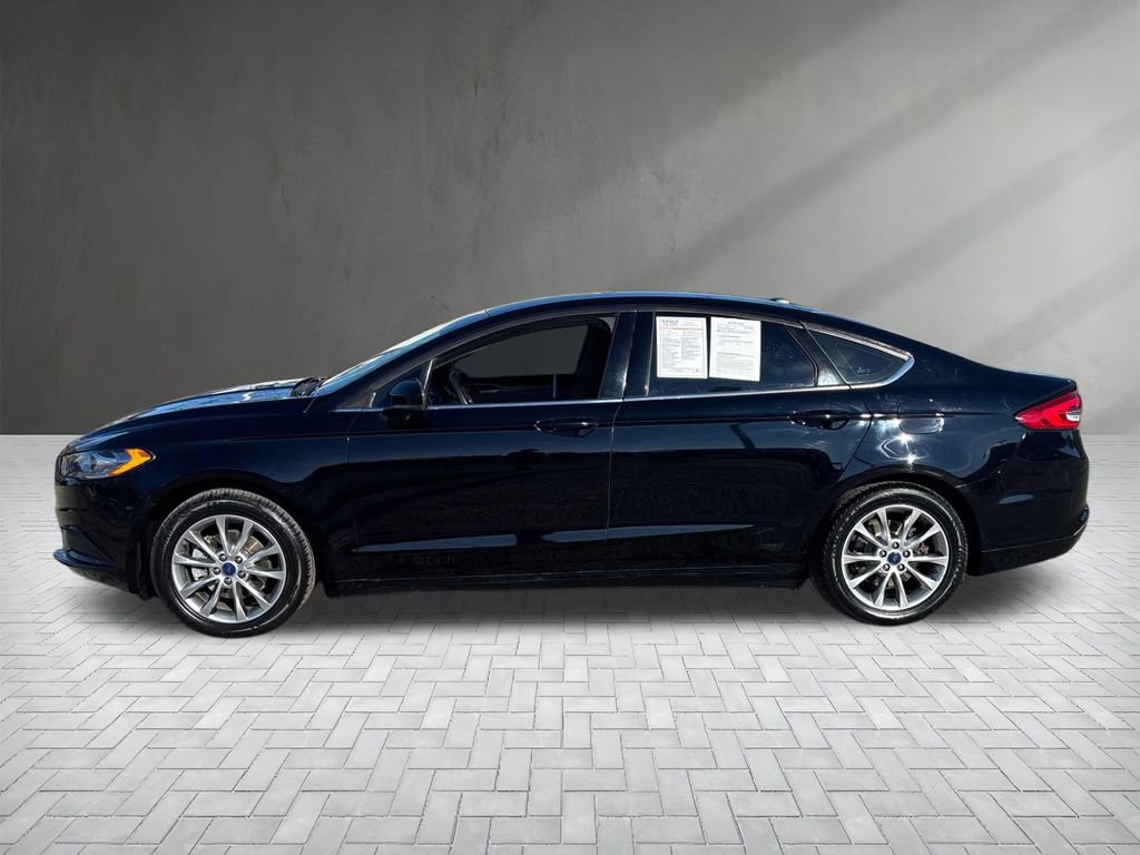 Used 2017 Ford Fusion SE w/ Fusion SE Technology Package image 2