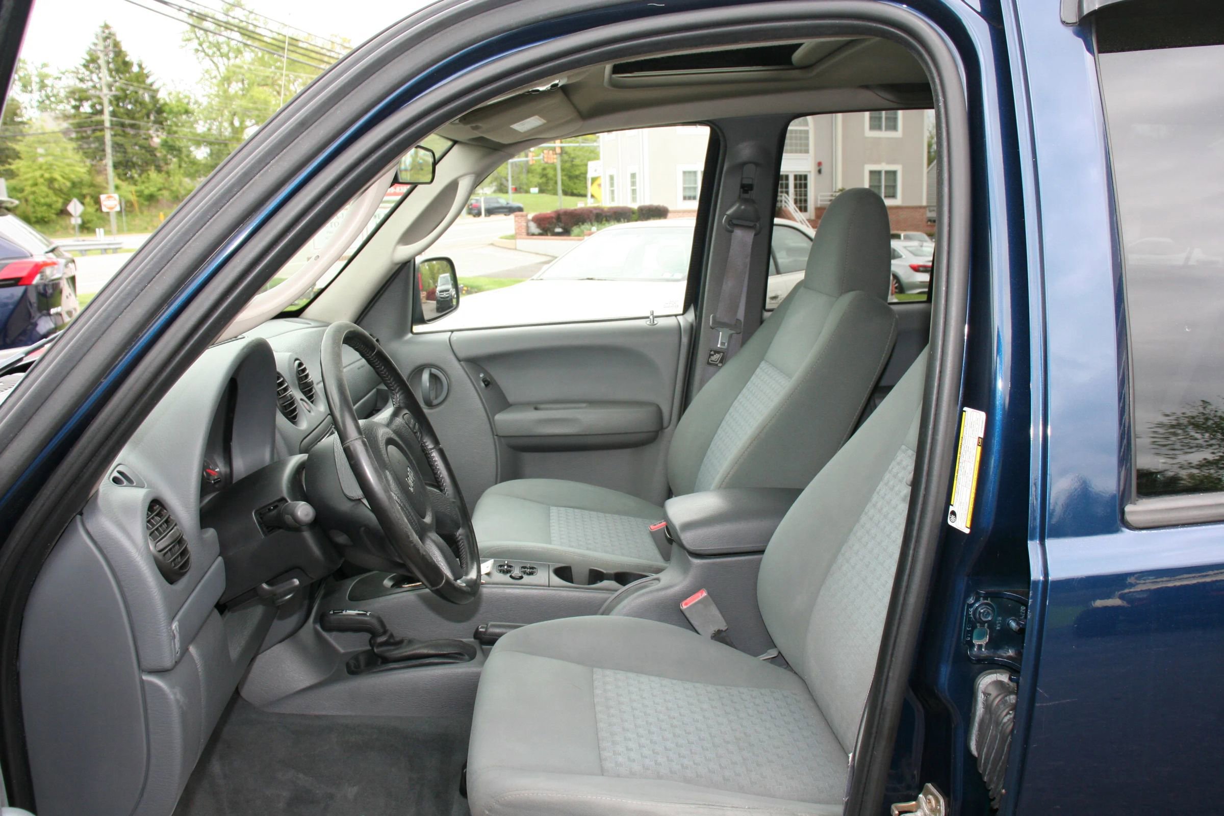 Used 2005 Jeep Liberty Sport AWD/4WD image 37