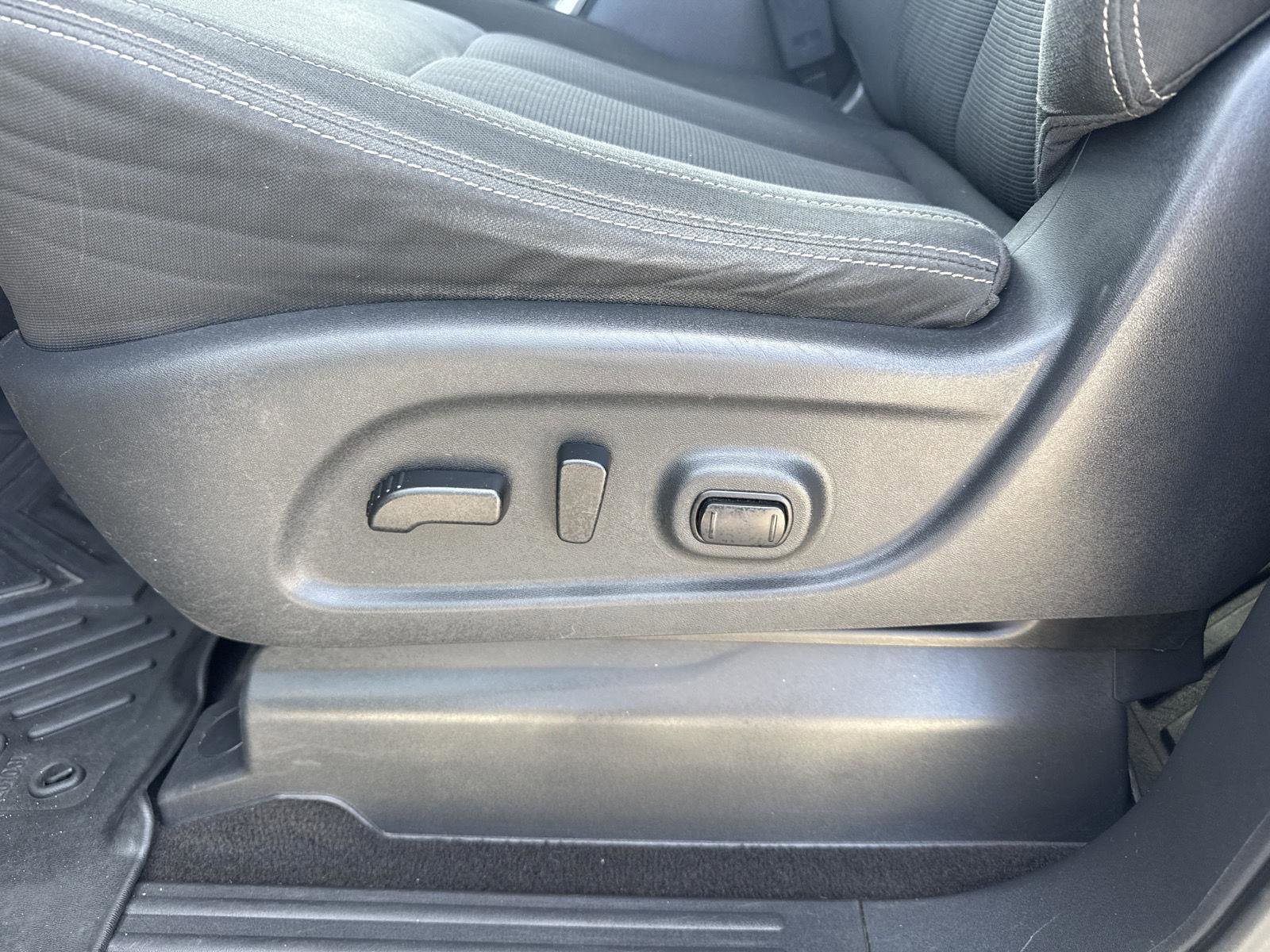 Used 2019 Nissan Titan SV w/ SV Convenience Package image 15