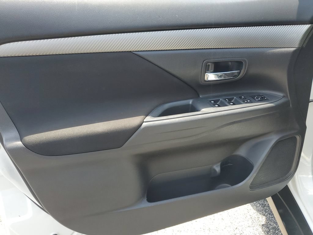 Used 2018 Mitsubishi Outlander ES AWD/4WD image 16