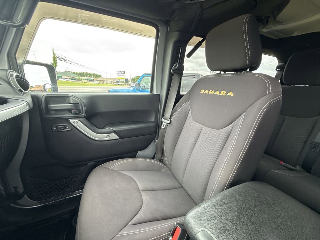 Used 2014 Jeep Wrangler Unlimited Sahara w/ Connectivity Group AWD/4WD image 29