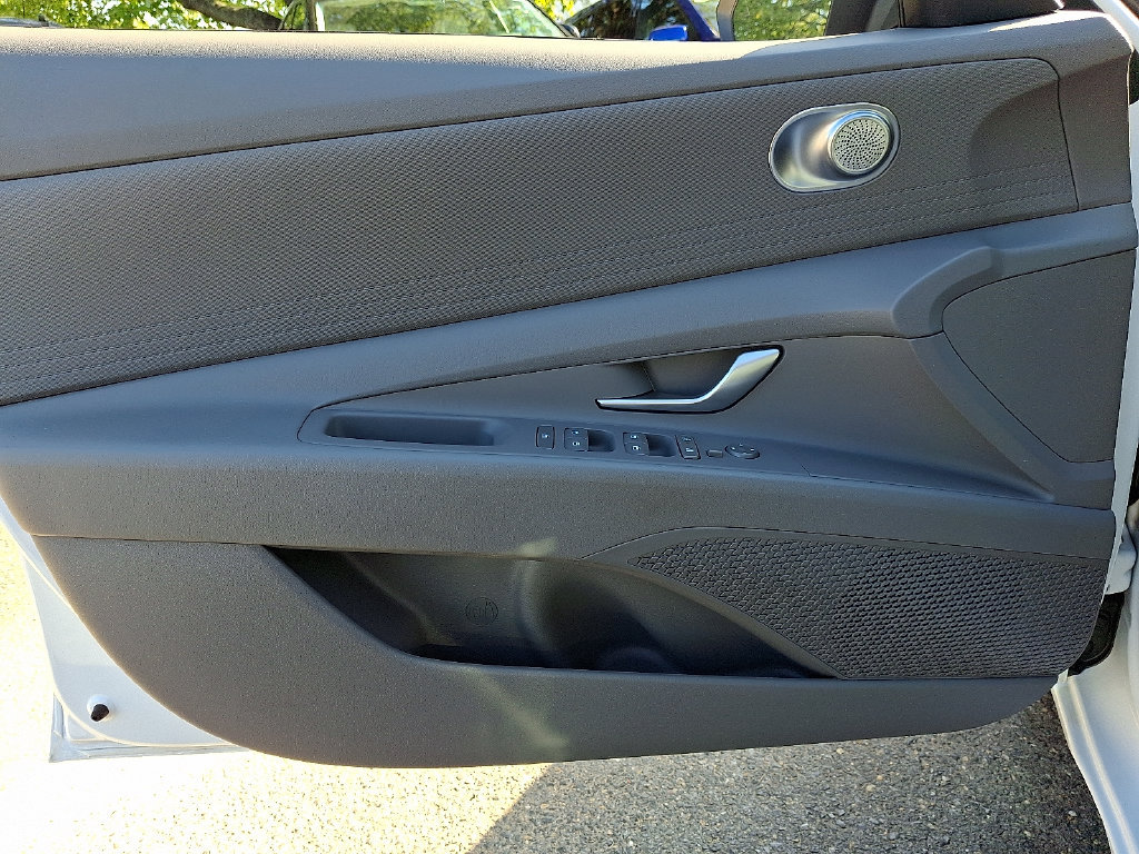 Used 2026 Hyundai Elantra SE FWD image 12