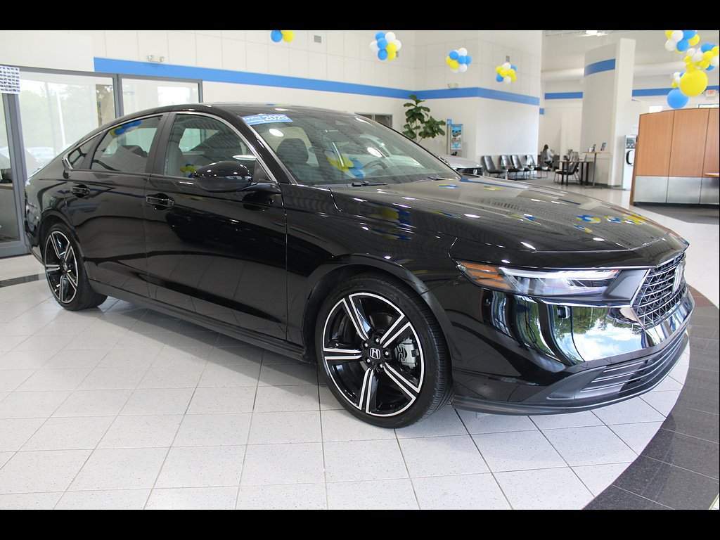 Used 2025 Honda Accord Sport image 3