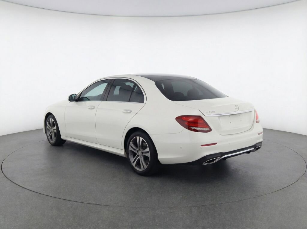 Used 2019 Mercedes-Benz E 300 4MATIC image 4