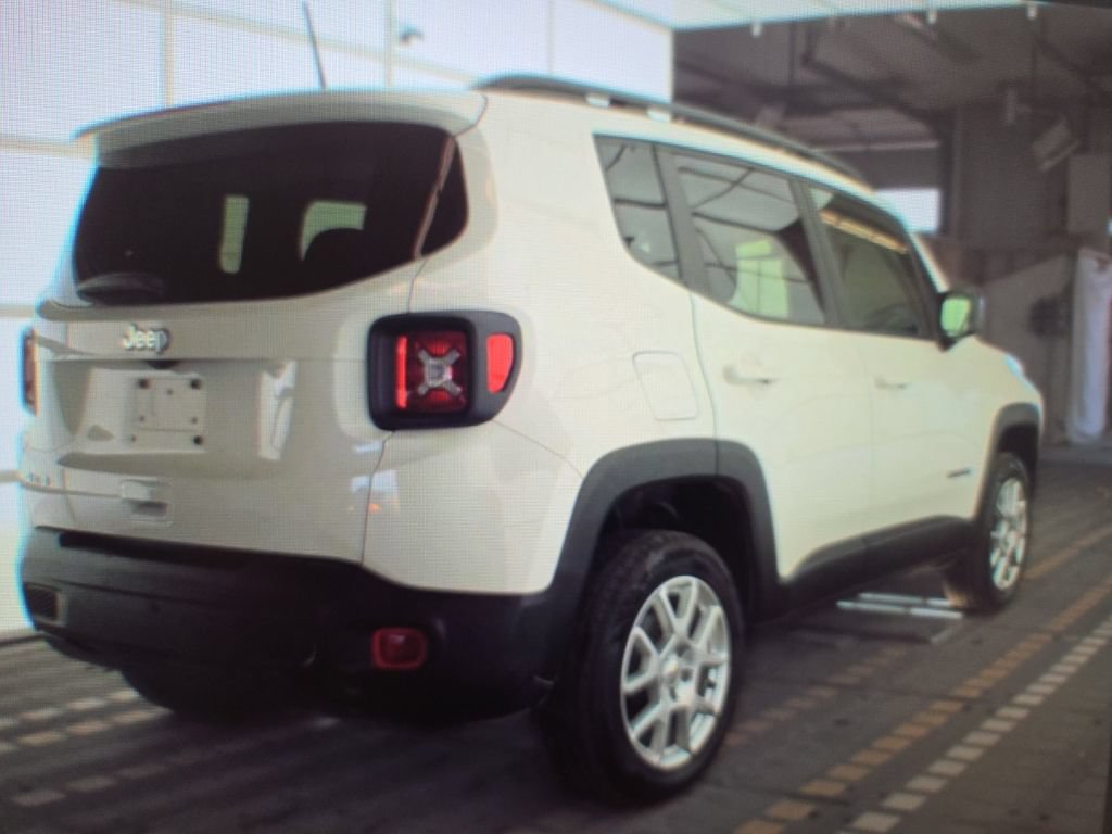 Used 2023 Jeep Renegade Latitude w/ Sun/Sound Group AWD/4WD image 3