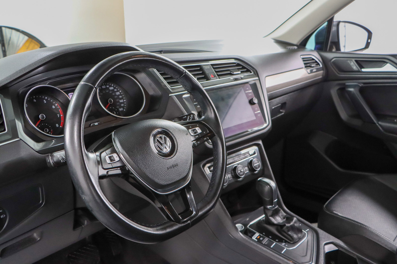 Used 2019 Volkswagen Tiguan SEL Premium R-Line image 22