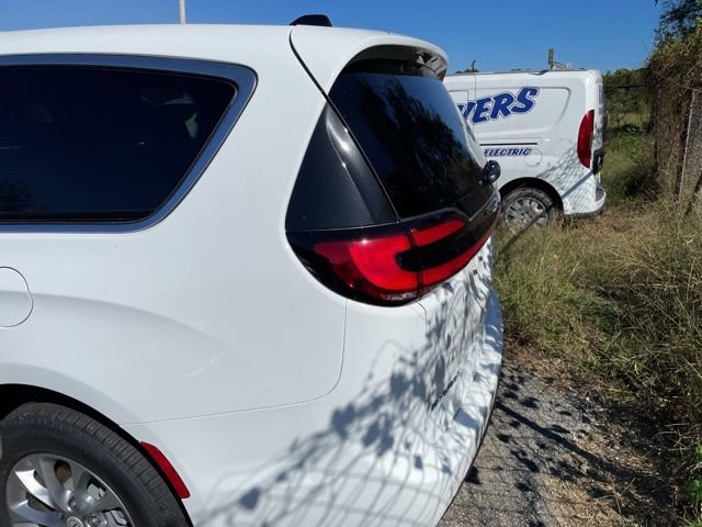 New 2026 Chrysler Pacifica Select image 10