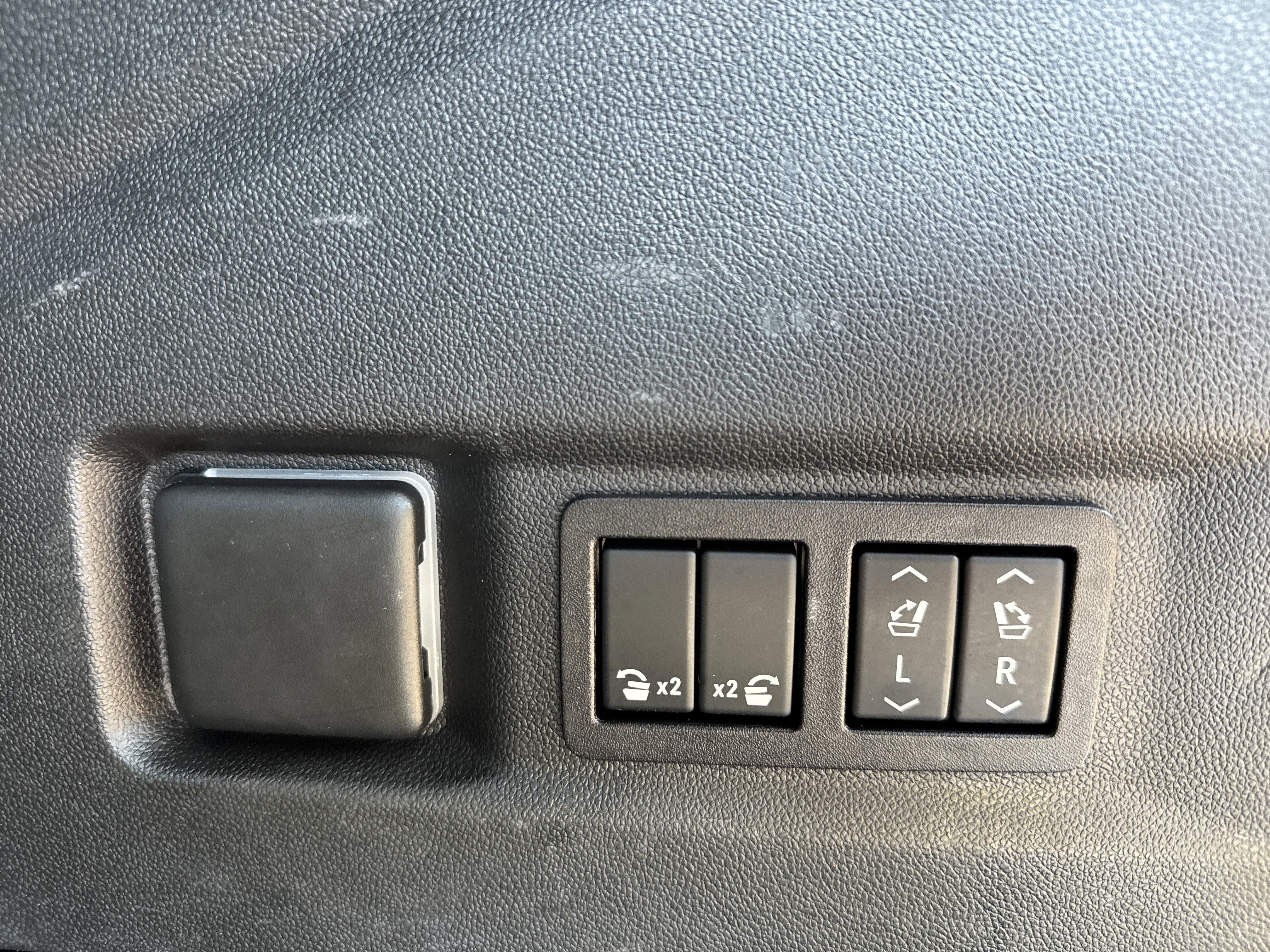 Used 2023 Chevrolet Tahoe Premier AWD/4WD image 37