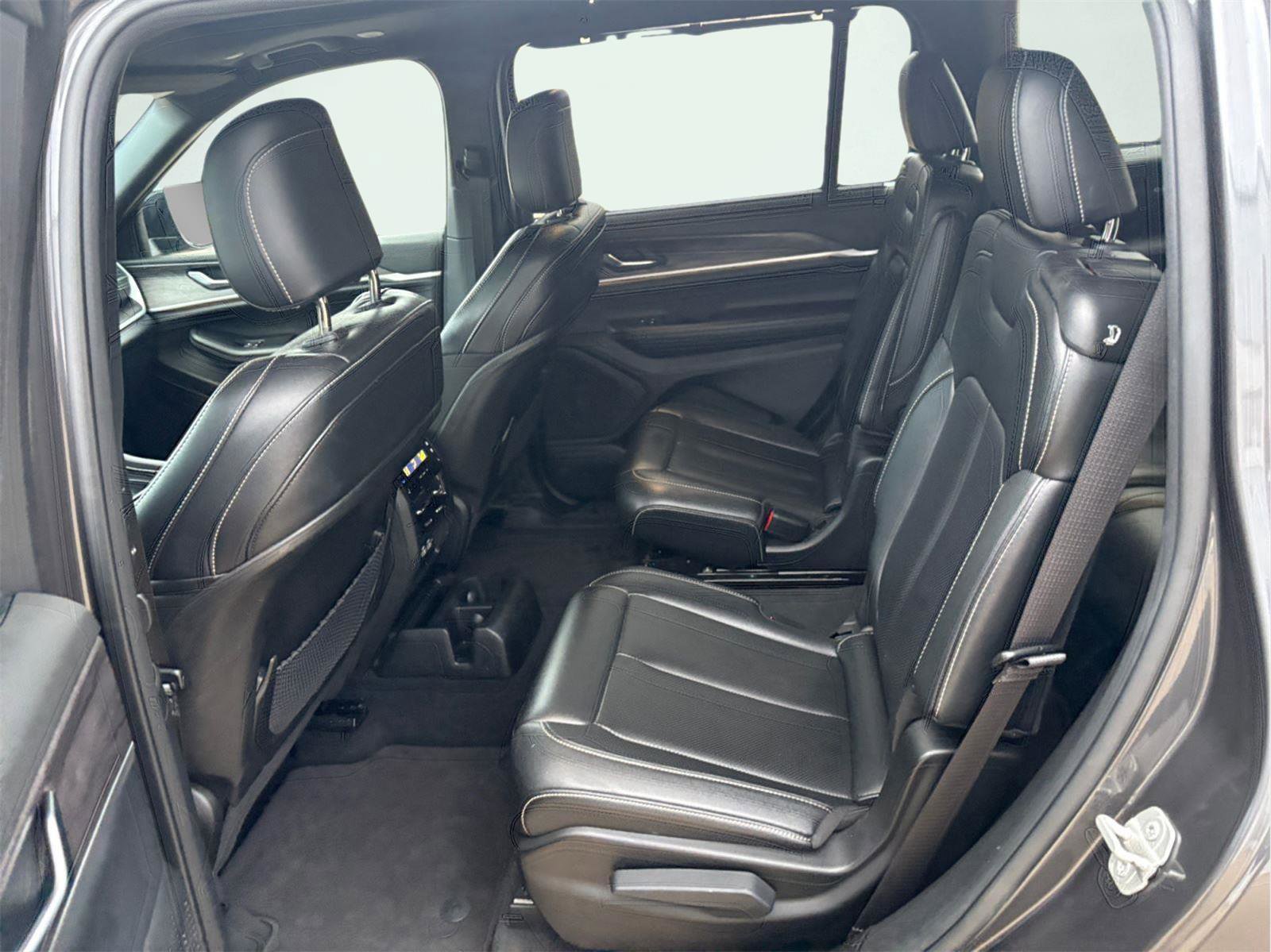 Used 2024 Jeep Grand Cherokee L Limited w/ Luxury Tech Group II image 21