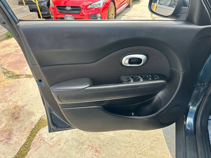 Used 2018 Kia Soul + FWD image 11