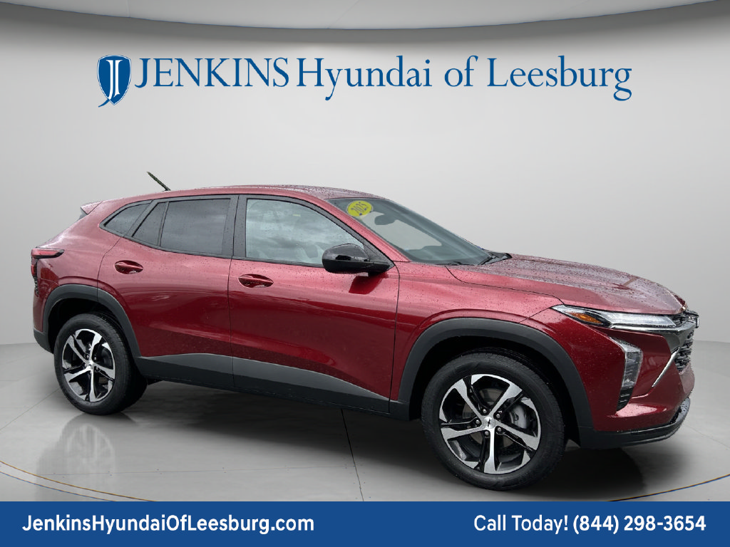 Used 2025 Chevrolet Trax RS w/ Driver Confidence Package FWD image 2