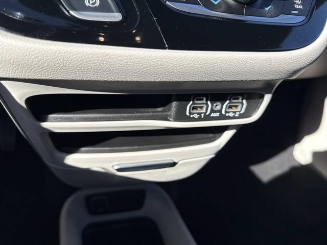 Used 2024 Chrysler Pacifica Touring-L FWD image 23