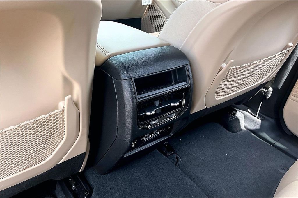 Used 2023 Jeep Grand Cherokee Limited w/ Luxury Tech Group II image 10