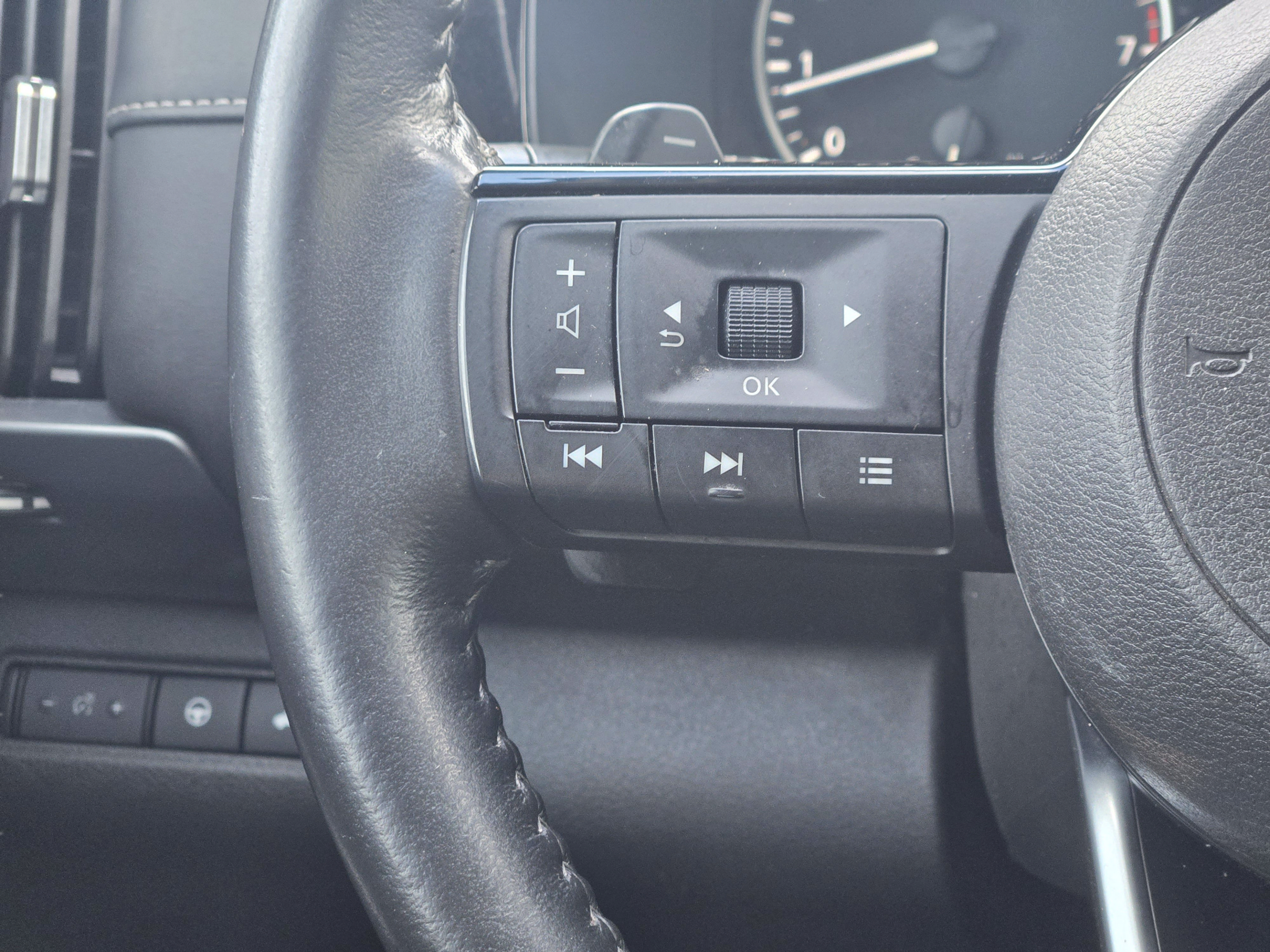 Used 2023 Nissan Pathfinder SL AWD/4WD image 24