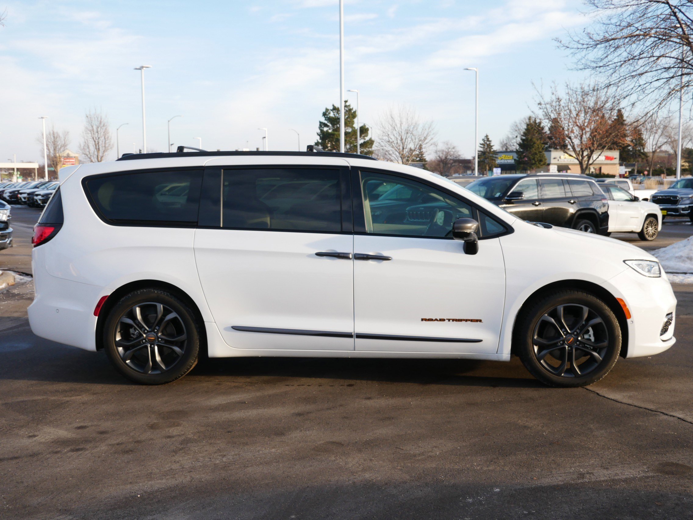 Used 2024 Chrysler Pacifica Touring-L w/ Road Tripper Package image 8