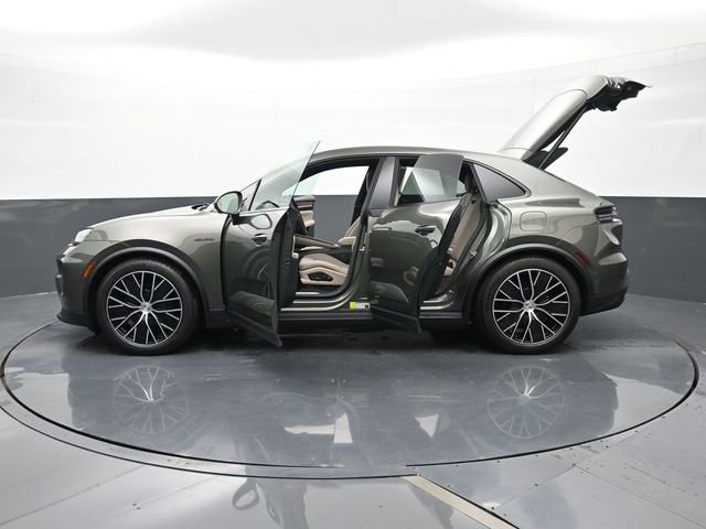 Certified 2025 Porsche Macan Electric RWD image 11