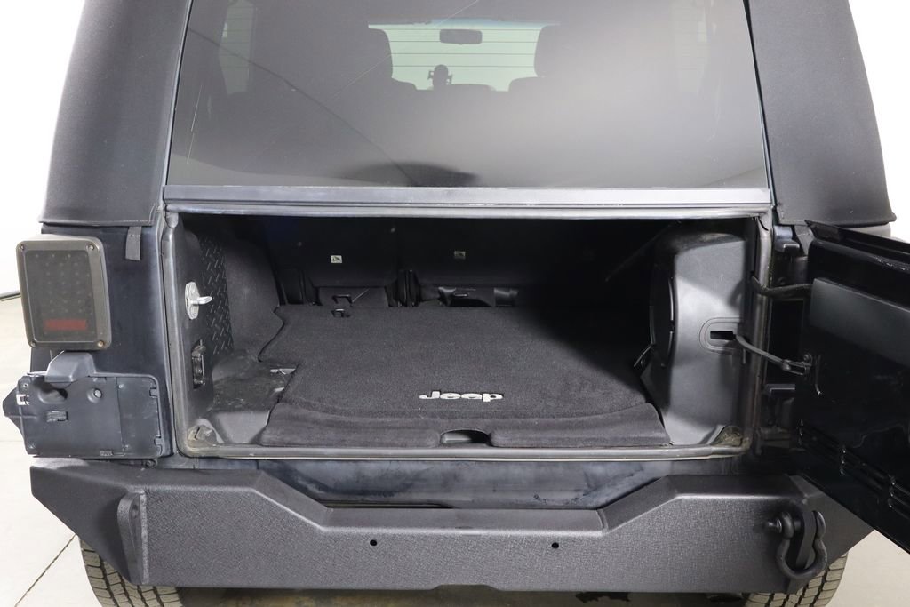 Used 2012 Jeep Wrangler Unlimited Sahara w/ Connectivity Group AWD/4WD image 17