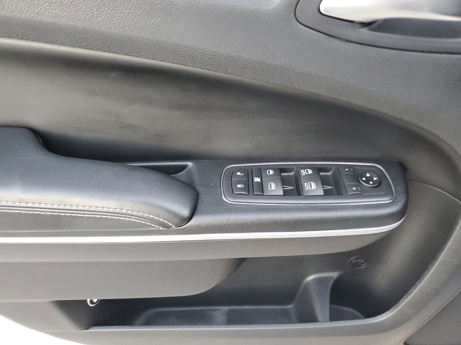 Certified 2020 Chrysler 300 S image 16