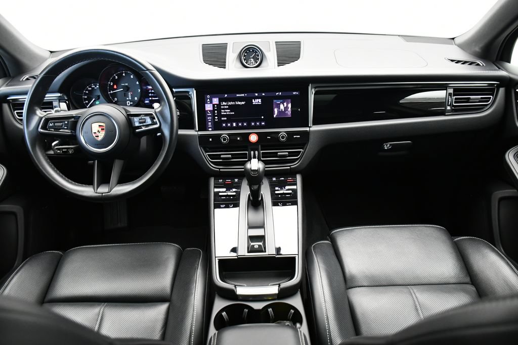 Certified 2024 Porsche Macan AWD/4WD image 31