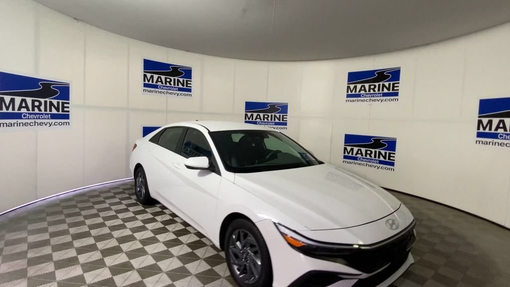 Used 2024 Hyundai Elantra Blue FWD image 4