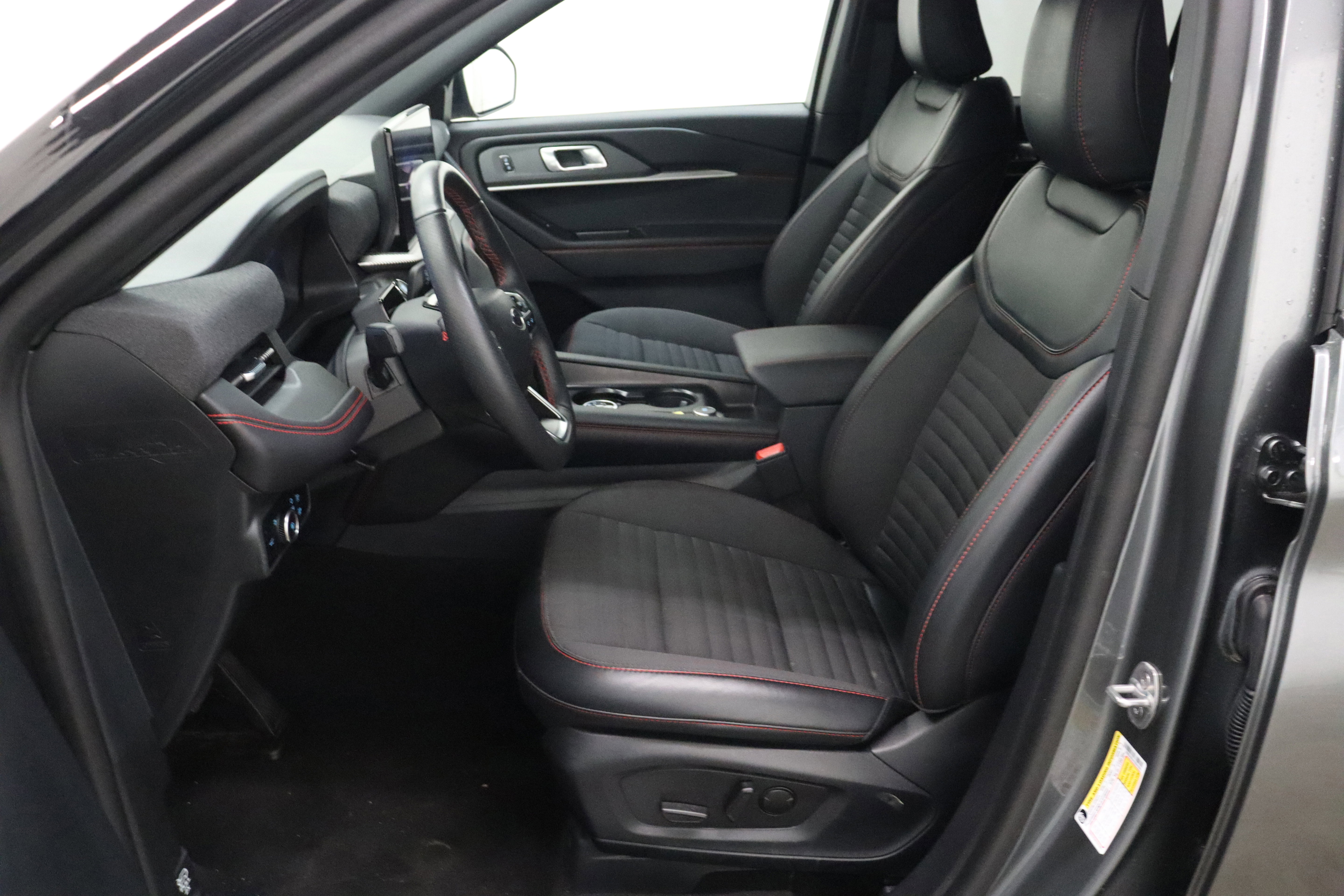 Used 2025 Ford Explorer ST-Line w/ ST-Line Street Pack image 14