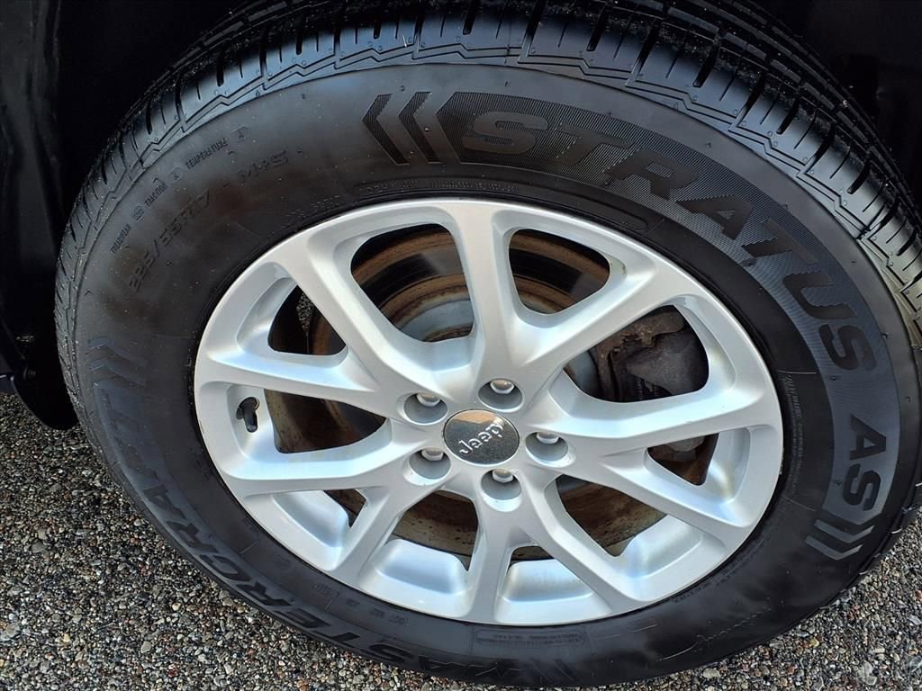 Used 2017 Jeep Cherokee Latitude w/ True North Edition image 9