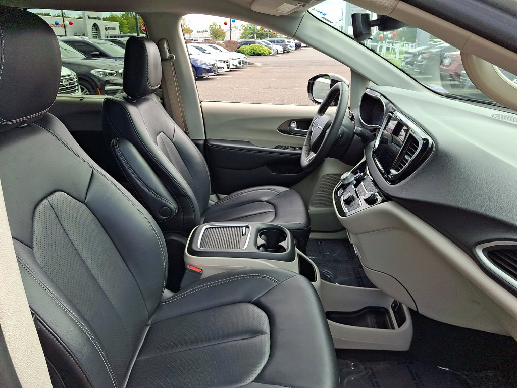 Used 2024 Chrysler Pacifica Touring-L FWD image 12