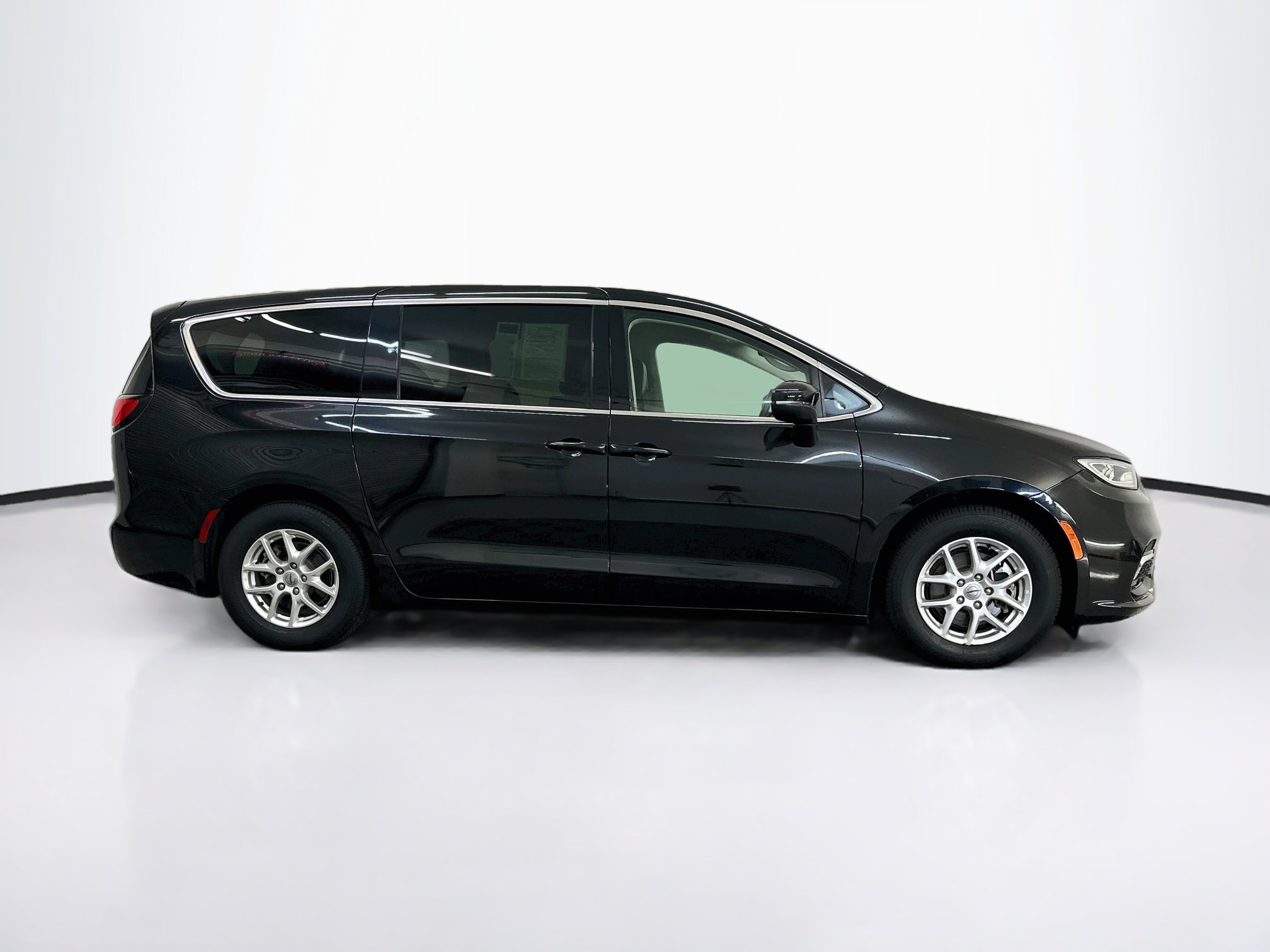 Used 2023 Chrysler Pacifica Touring-L FWD image 10