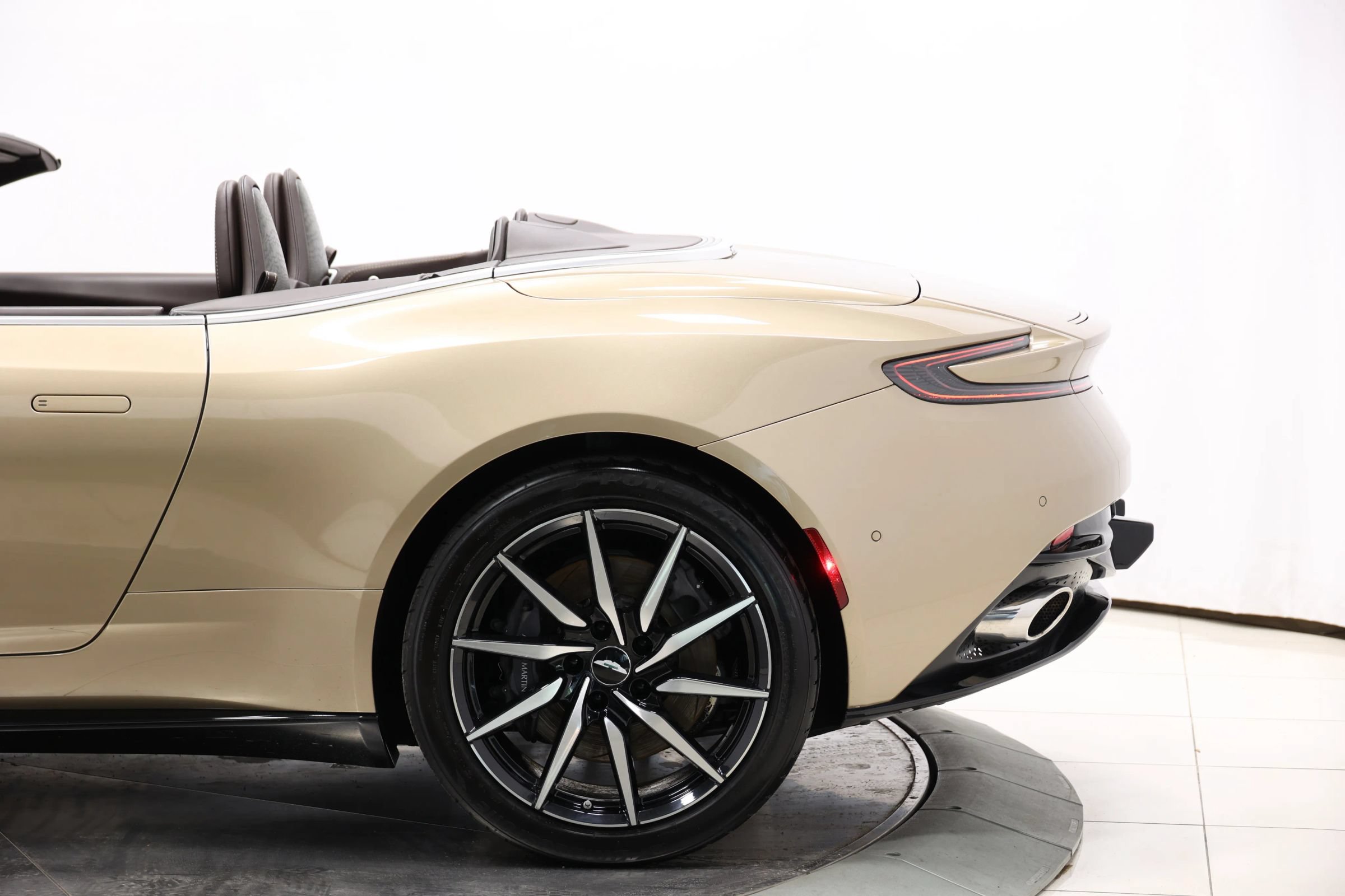 Used 2019 Aston Martin DB11 Volante RWD image 10