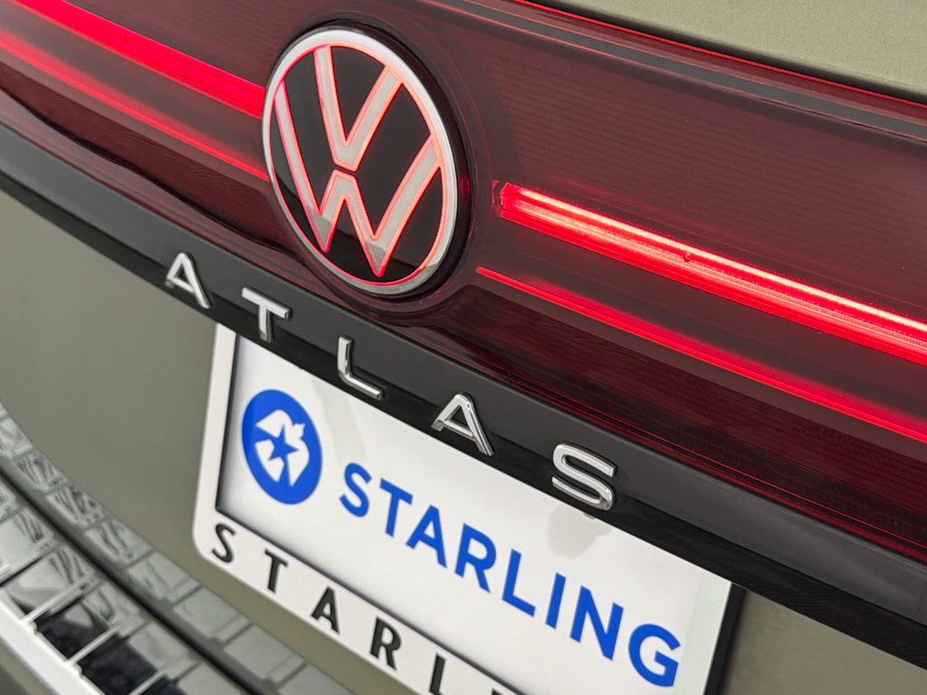 Used 2025 Volkswagen Atlas Peak Edition SE AWD/4WD image 45