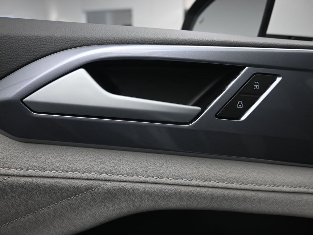 Used 2025 Volkswagen Taos SEL image 18