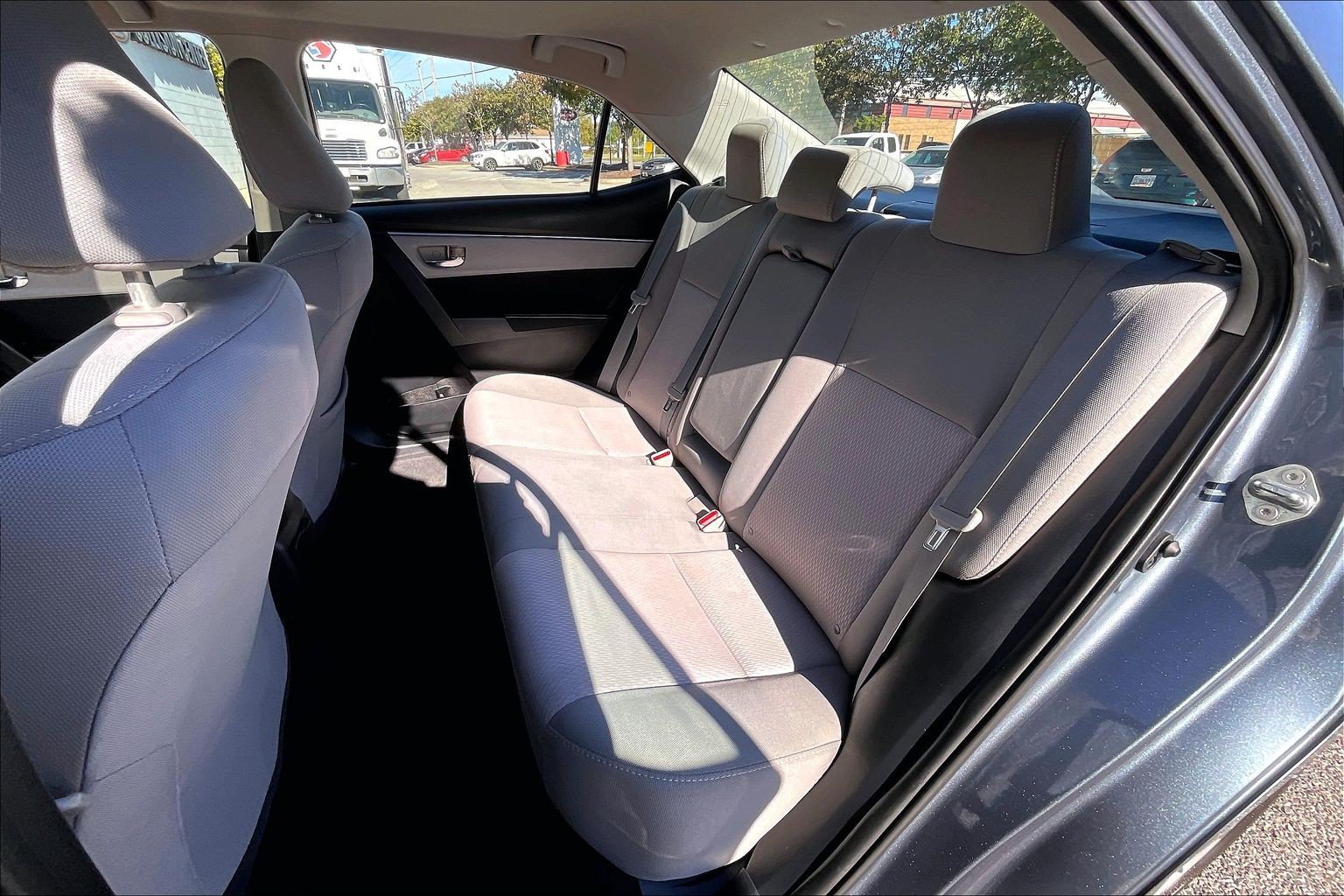 Used 2015 Toyota Corolla LE FWD image 31