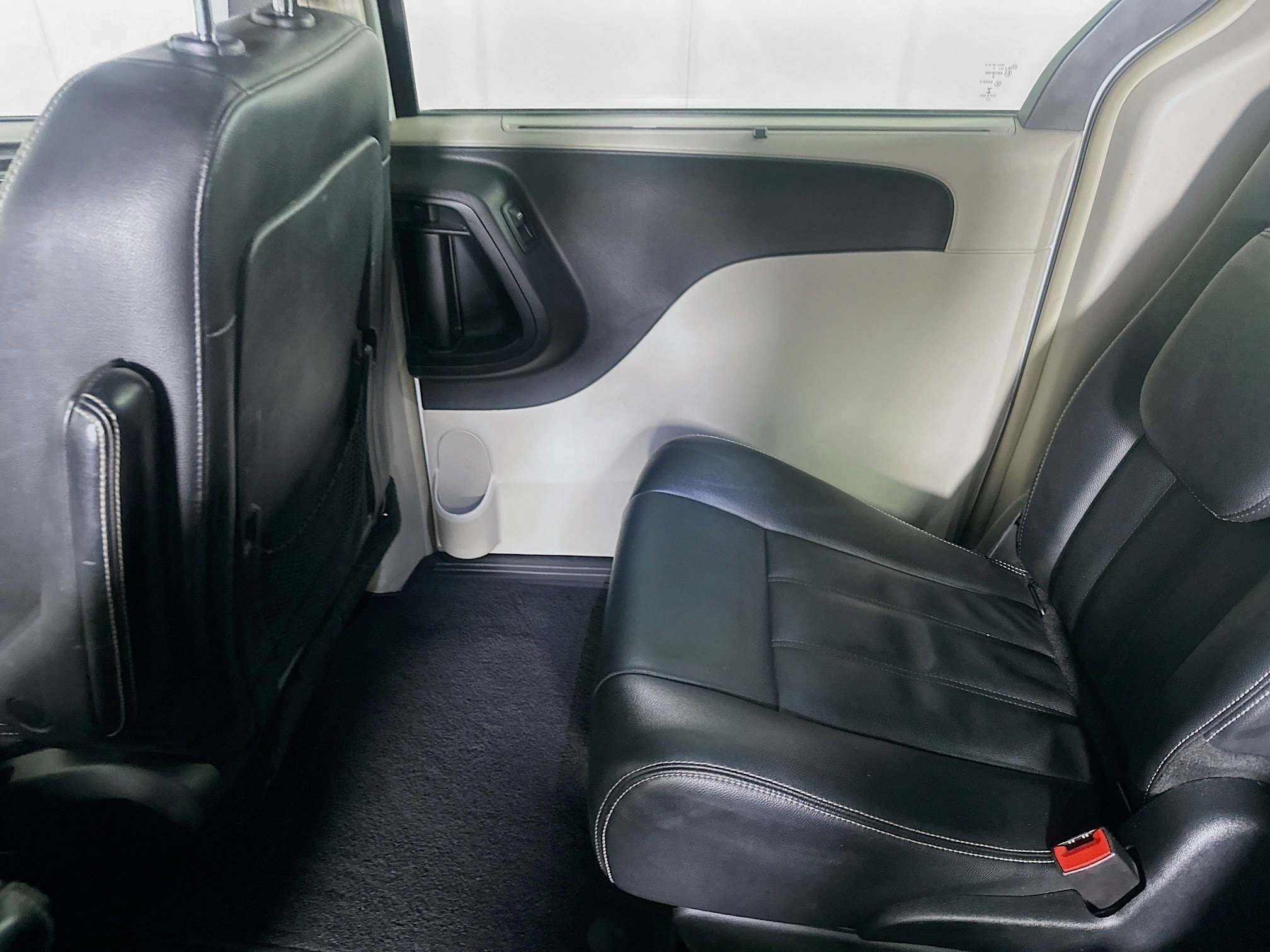 Used 2015 Chrysler Town & Country Touring FWD image 23
