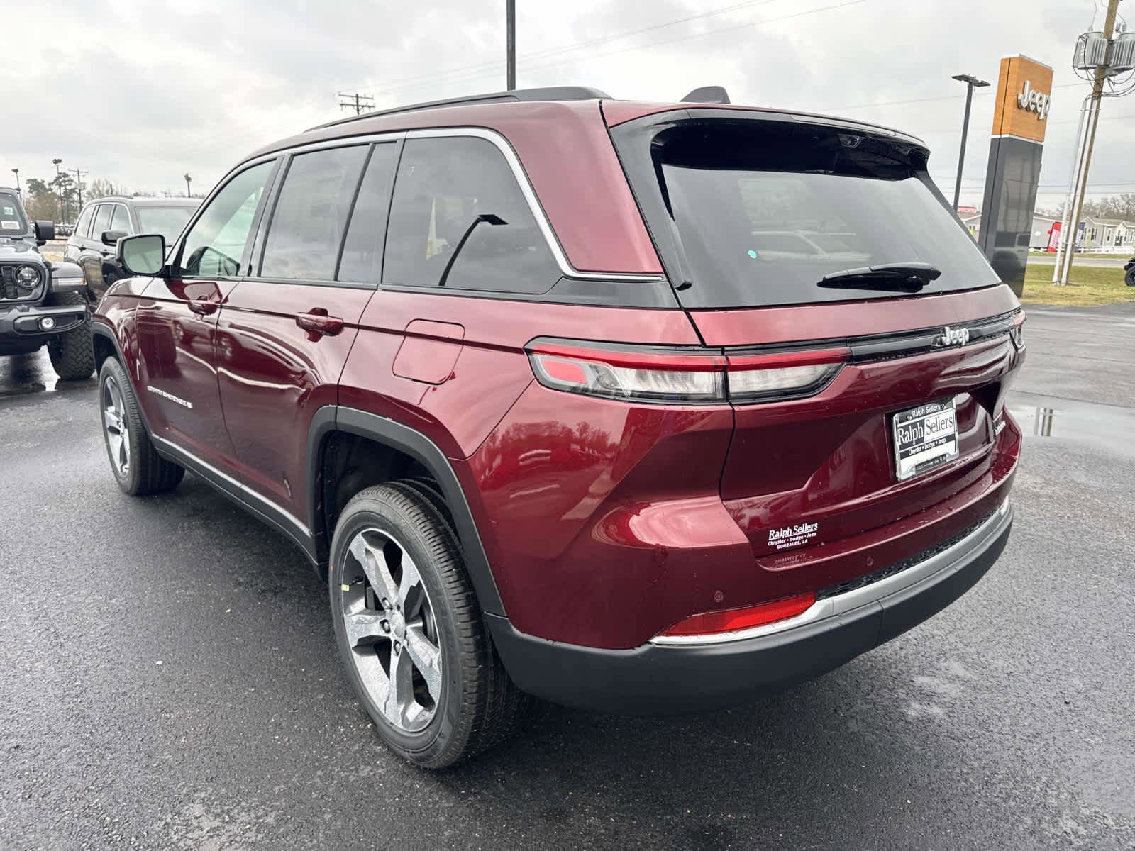 New 2026 Jeep Grand Cherokee Limited w/ Luxury Tech Group II RWD image 4
