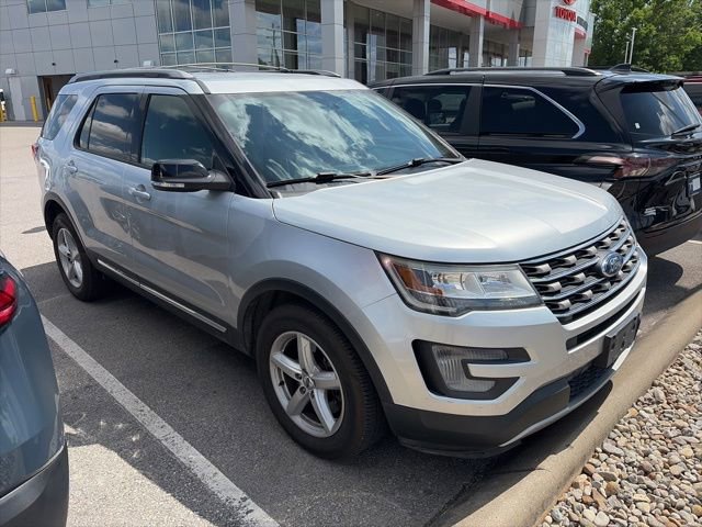 Used 2017 Ford Explorer XLT FWD image 2