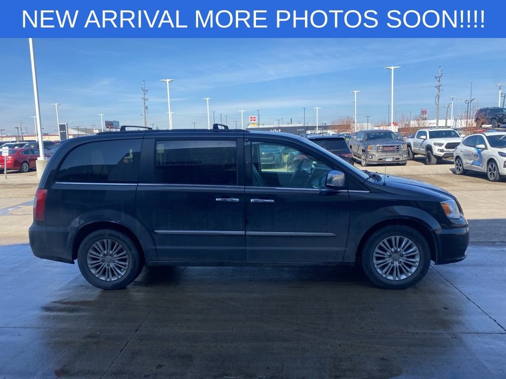 Used 2015 Chrysler Town & Country Touring-L w/ Driver Convenience Group image 2