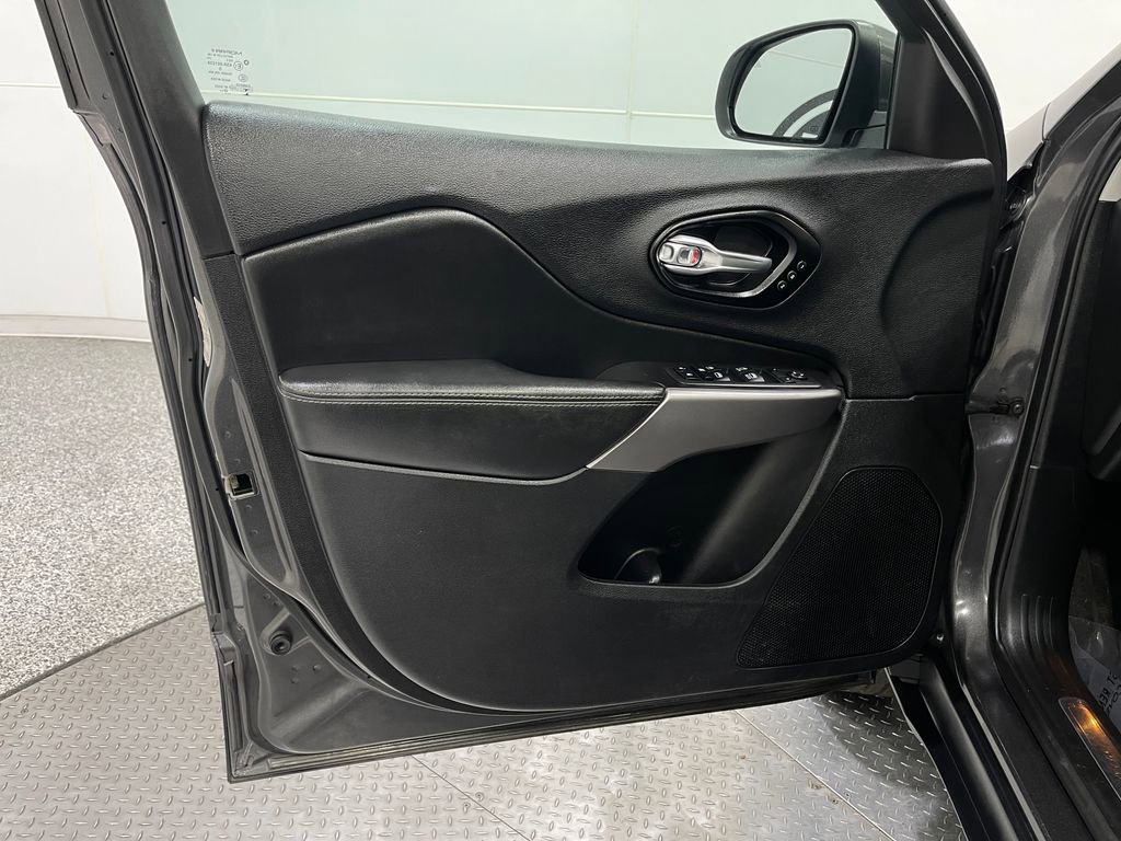 Used 2021 Jeep Cherokee Limited image 14