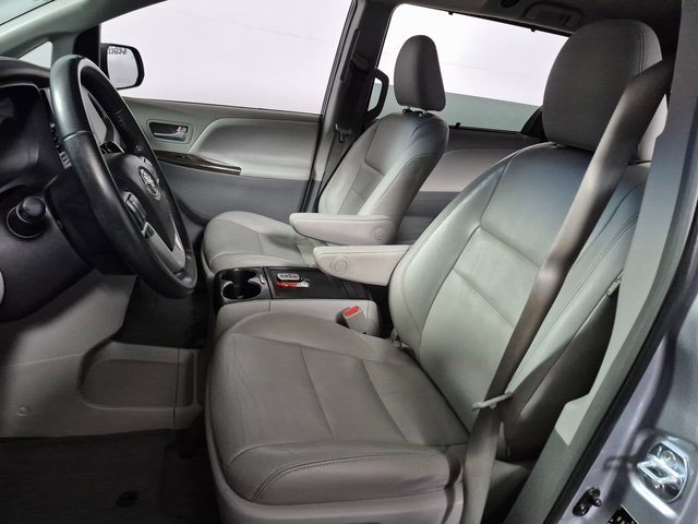 Used 2017 Toyota Sienna XLE image 18