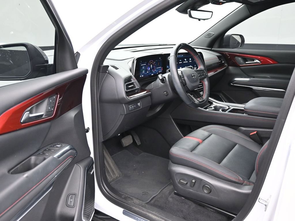 Used 2025 Chevrolet Traverse RS FWD image 11