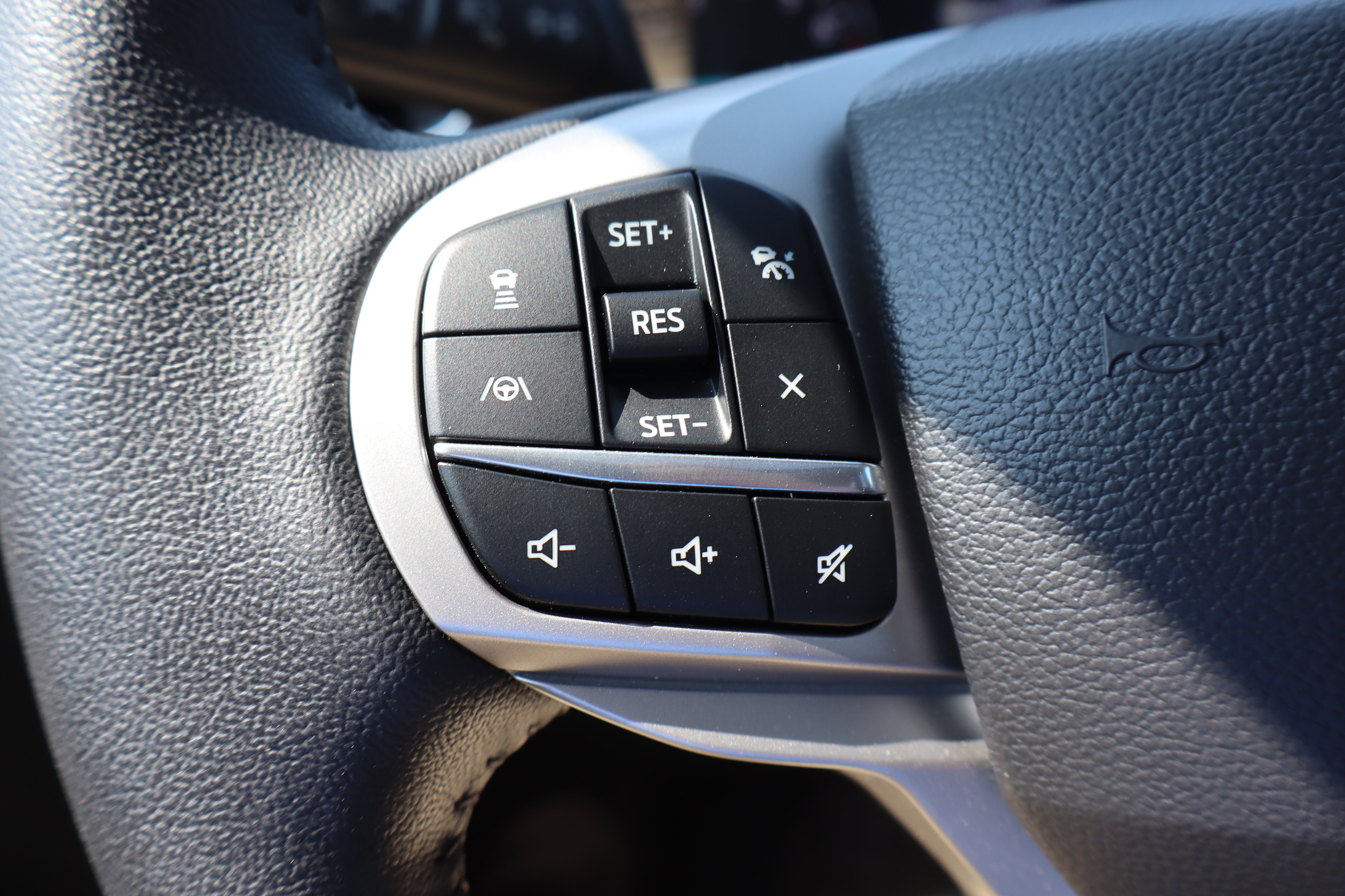 Used 2024 Ford Explorer Limited w/ Limited Technology Package AWD/4WD image 17
